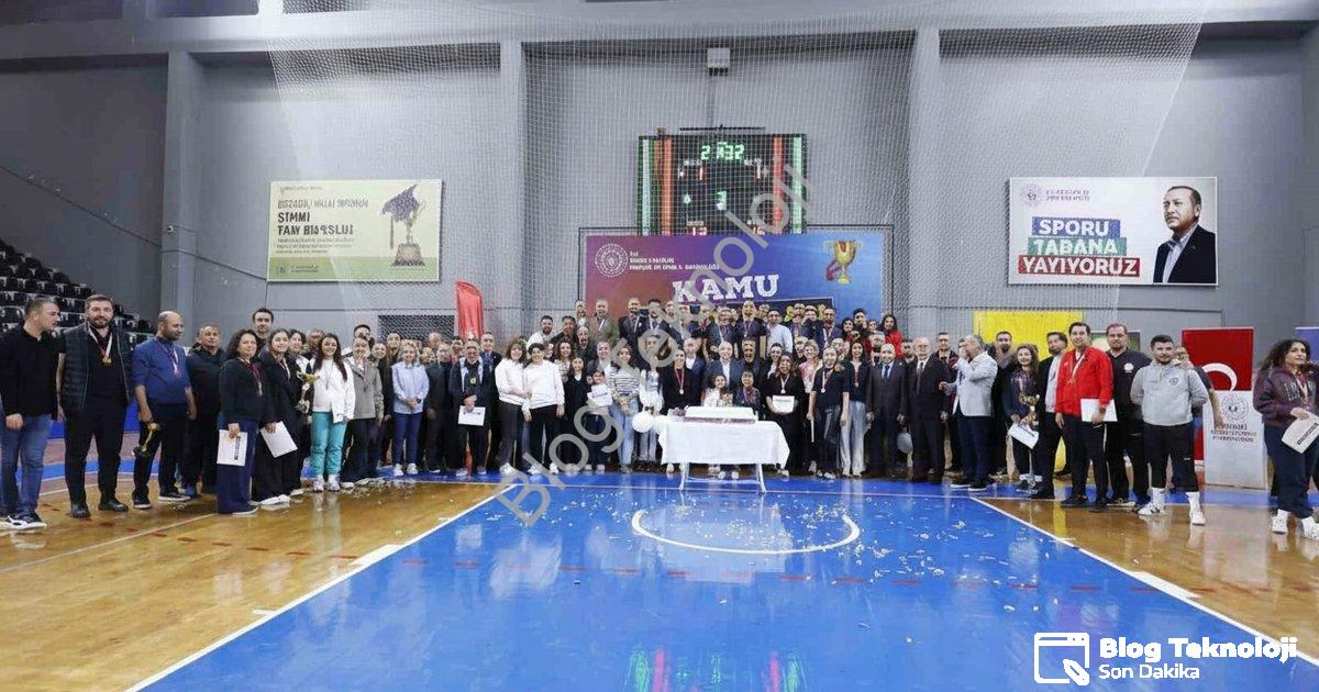 KAMU ÇALIŞANLARINI BULUŞTURAN KAMU SPOR OYUNLARI, VALİ RECEP YAZICIOĞLU SPOR SALONU’NDAKİ FİNAL MAÇLARIYLA TAMAMLANDI. TOPLAM 449 KAMU ÇALIŞANININ KATILDIĞI ORGANİZASYONDA DÖRT AYRI BRANŞTA ŞAMPİYON OLAN TAKIMLAR KUPALARINI DENİZLİ VALİSİ ÖMER FARUK COŞKUN’UN ELİNDEN ALDI.