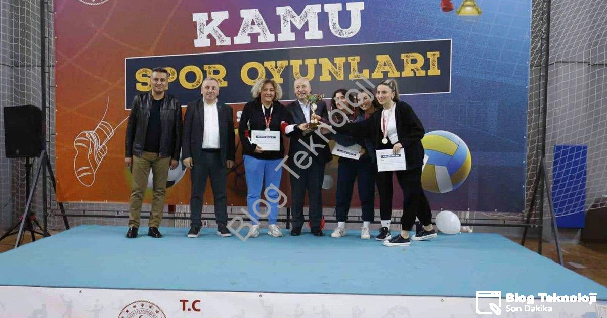 KAMU ÇALIŞANLARINI BULUŞTURAN KAMU SPOR OYUNLARI, VALİ RECEP YAZICIOĞLU SPOR SALONU’NDAKİ FİNAL MAÇLARIYLA TAMAMLANDI. TOPLAM 449 KAMU ÇALIŞANININ KATILDIĞI ORGANİZASYONDA DÖRT AYRI BRANŞTA ŞAMPİYON OLAN TAKIMLAR KUPALARINI DENİZLİ VALİSİ ÖMER FARUK COŞKUN’UN ELİNDEN ALDI.