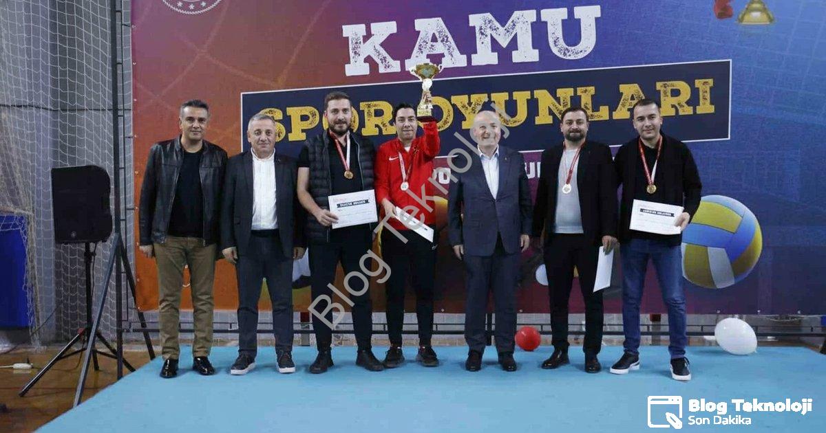 KAMU ÇALIŞANLARINI BULUŞTURAN KAMU SPOR OYUNLARI, VALİ RECEP YAZICIOĞLU SPOR SALONU’NDAKİ FİNAL MAÇLARIYLA TAMAMLANDI. TOPLAM 449 KAMU ÇALIŞANININ KATILDIĞI ORGANİZASYONDA DÖRT AYRI BRANŞTA ŞAMPİYON OLAN TAKIMLAR KUPALARINI DENİZLİ VALİSİ ÖMER FARUK COŞKUN’UN ELİNDEN ALDI.