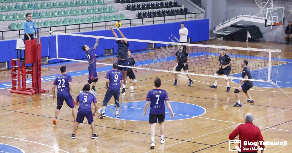 KAMU ÇALIŞANLARINI BULUŞTURAN KAMU SPOR OYUNLARI, VALİ RECEP YAZICIOĞLU SPOR SALONU’NDAKİ FİNAL MAÇLARIYLA TAMAMLANDI. TOPLAM 449 KAMU ÇALIŞANININ KATILDIĞI ORGANİZASYONDA DÖRT AYRI BRANŞTA ŞAMPİYON OLAN TAKIMLAR KUPALARINI DENİZLİ VALİSİ ÖMER FARUK COŞKUN’UN ELİNDEN ALDI.