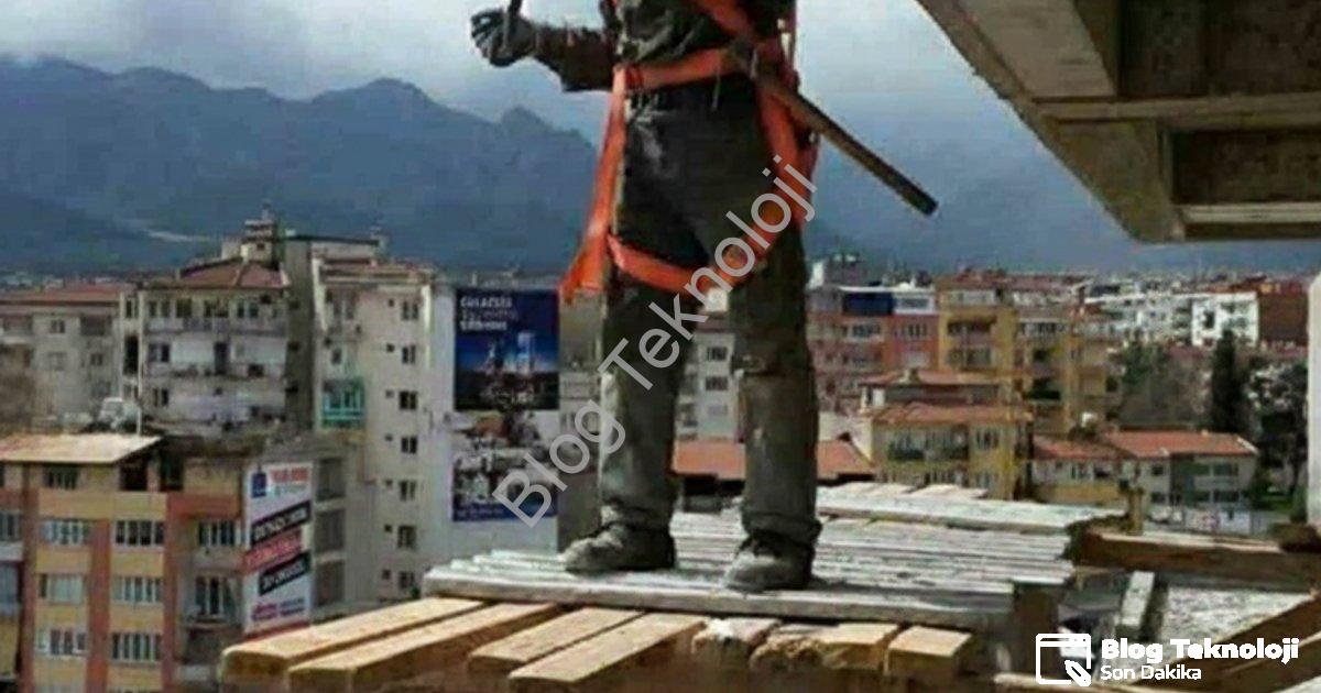 "İnşaatın 4. katından düşen işçi hayatını kaybetti" başlıklı haber için fotorealistik, profesyonel b