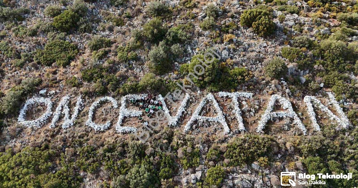 "Datça'nın Simgesi Gençlerin Ellerinde Yeniden Hayat Buldu" başlıklı haber için fotorealistik, profe