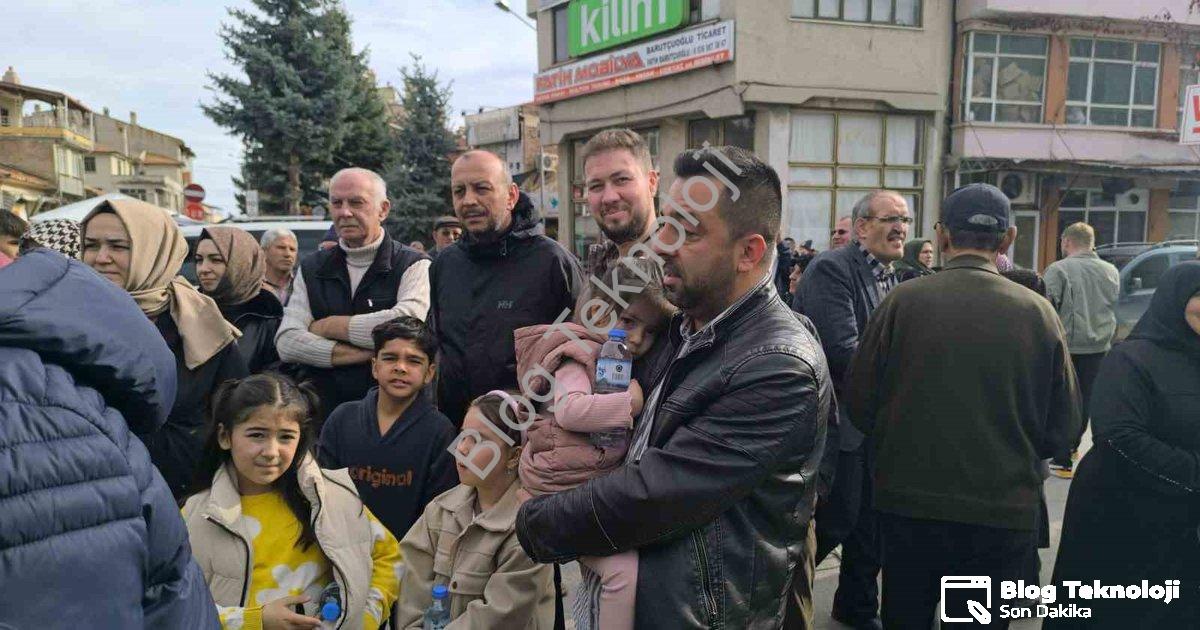 "Şuhut'ta Umre Heyecanı: Kutsal Topraklara Duygu Dolu Veda" başlıklı haber için fotorealistik, profe