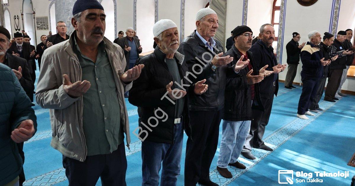 "Kütahya Ulu Camii'nde Şehitlerimiz Dualarla ve Rahmetle Anıldı" başlıklı haber için fotorealistik,