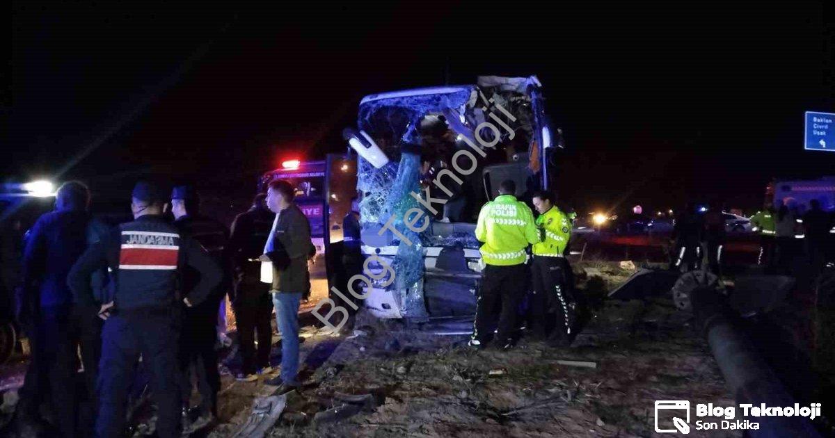 "Denizli'de Feci Kaza: Otobüs Şoförü Can Verdi, 13 Kişi Yaralı" başlıklı haber için fotorealistik, p