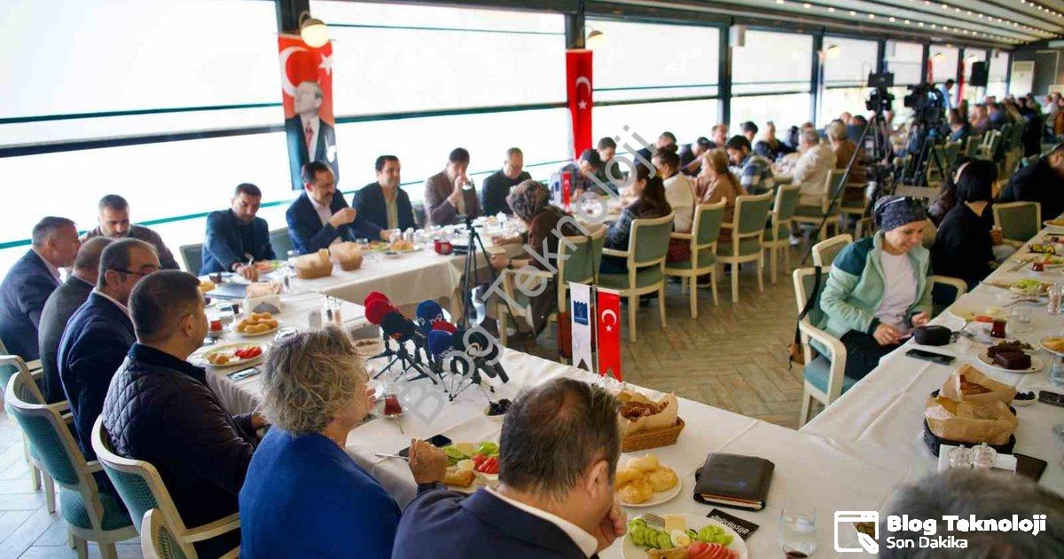 "Kuşadası'nda Bütçe Krizi: Turizme Neden Pay Ayrılmıyor?" başlıklı haber için fotorealistik, profesy