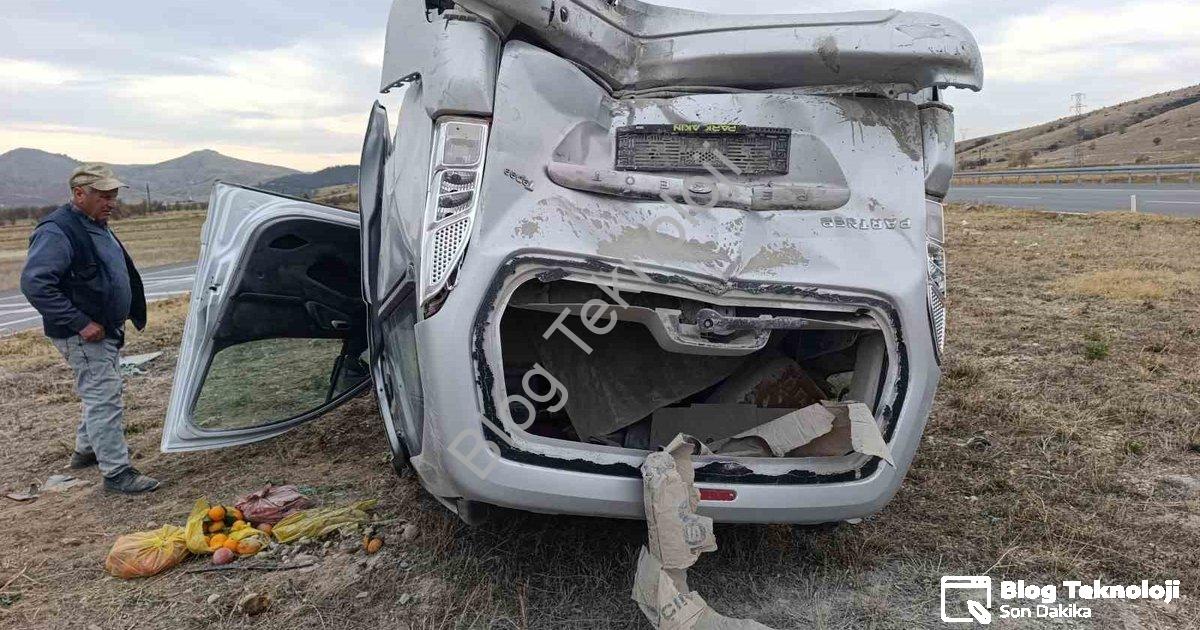 "Afyonkarahisar'da Korkutan Kaza: 7 Kişi Yaralandı" başlıklı haber için fotorealistik, profesyonel b