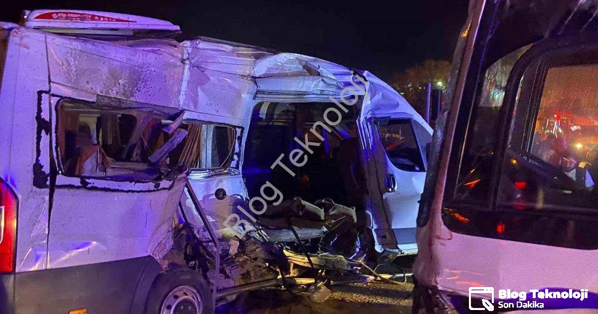 "İzmir Kemalpaşa'da Gece Dehşeti: İki İşçi Servisi Çarpıştı" başlıklı haber için fotorealistik, prof