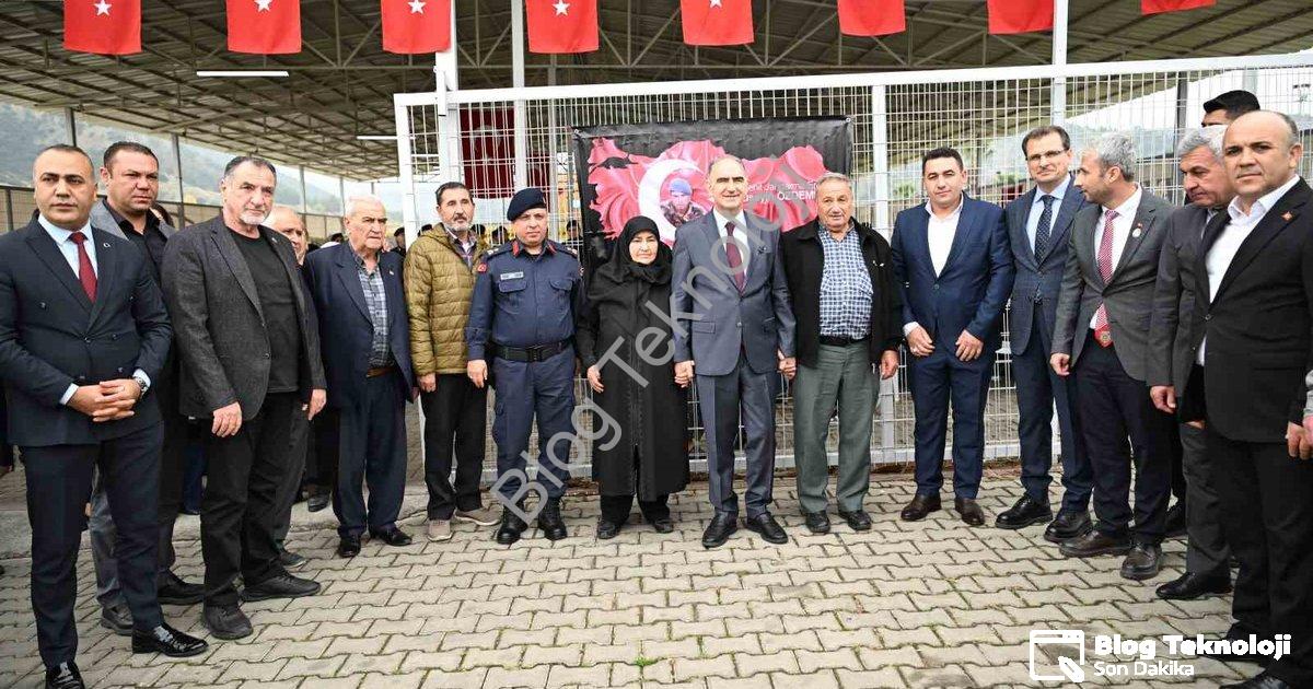 "Vali Özkan Salihli'de Şehit Aileleri ve Gazilerle Buluştu" başlıklı haber için fotorealistik, profe