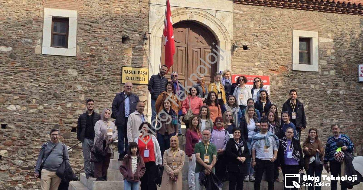 "Aydın'ın Tarihi Dokusu Öğretmenlerle Yeniden Canlandı" başlıklı haber için fotorealistik, profesyon