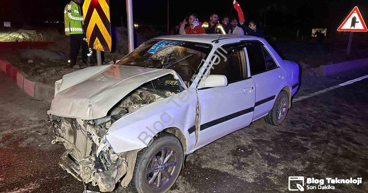 "Uşak'ta Kavşak Kazası: Aralarında Bebek de Var, 10 Yaralı" başlıklı haber için fotorealistik, profe