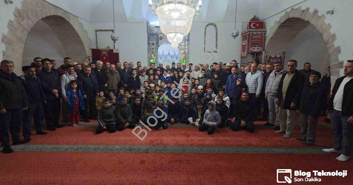 "Kütahya'da Anlamlı Buluşma: Gençler Geleceğe Hazırlanıyor" başlıklı haber için fotorealistik, profe