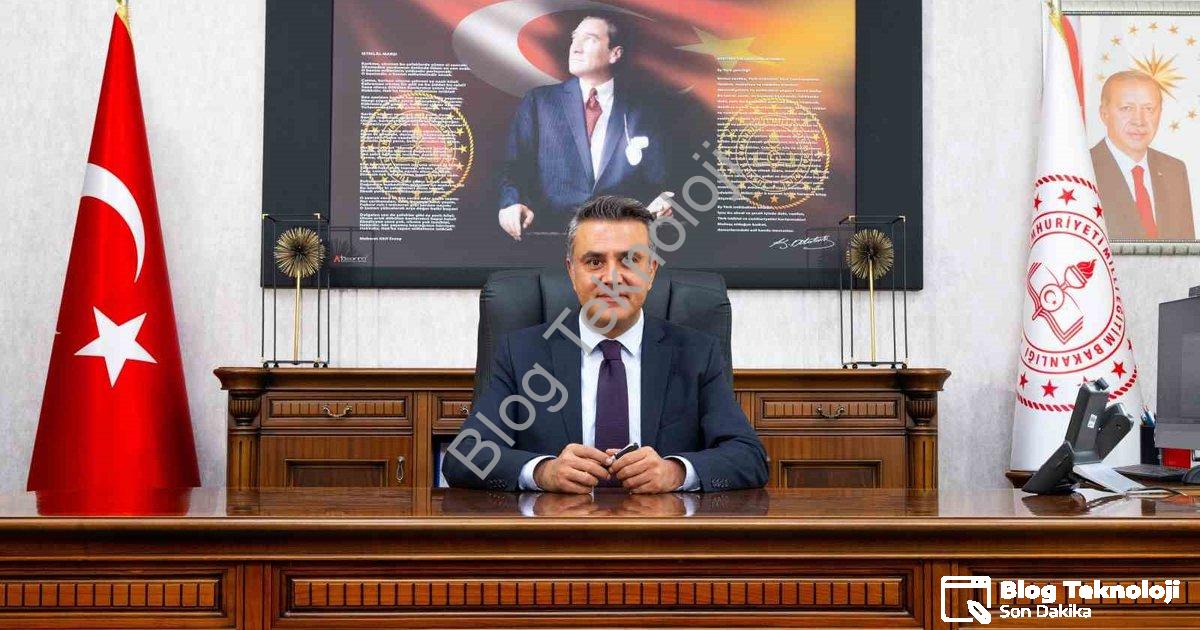 "Denizli MEM Müdürü'nden Anlamlı Mesaj: Öğretmenlik Bir Ömürdür" başlıklı haber için fotorealistik,