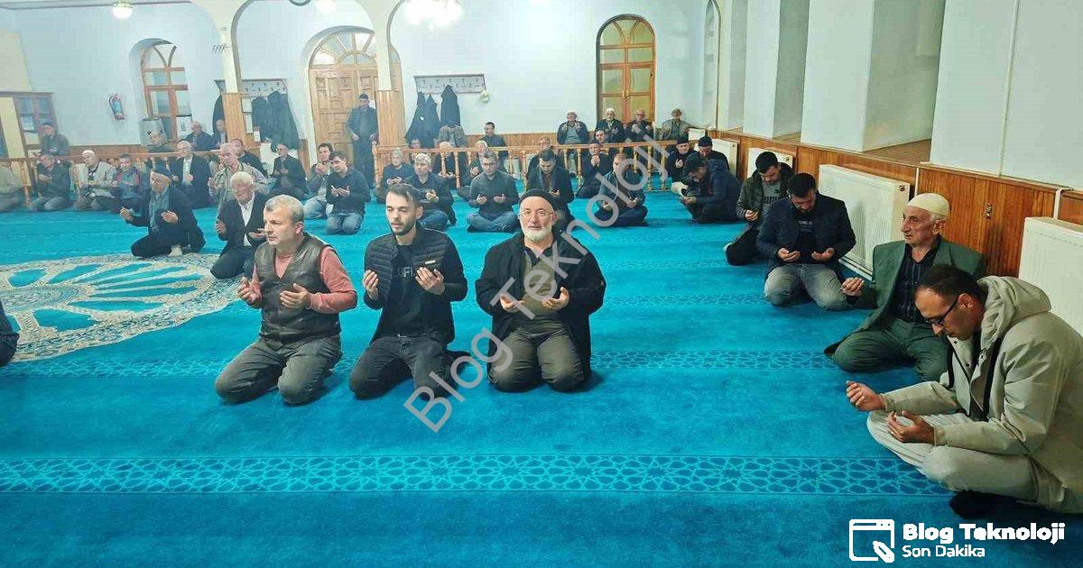 "Hisarcık'ta Öğretmenlere Vefa: Anma Programı Duygulandırdı" başlıklı haber için fotorealistik, prof