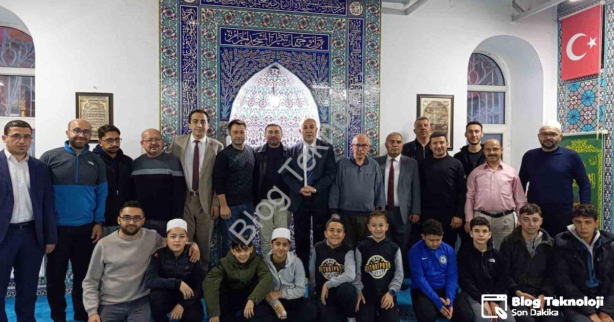 "Emirdağ Müftülüğünden Öğretmenler Günü İçin Özel Etkinlik" başlıklı haber için fotorealistik, profe