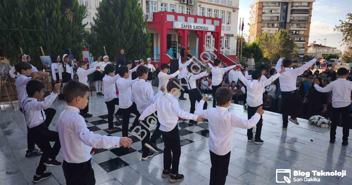 "Nazilli'de Öğretmenler Günü Coşkuyla Kutlandı" başlıklı haber için fotorealistik, profesyonel bir h