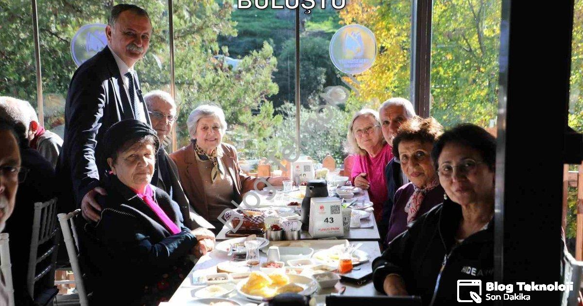 "Eğitimci Başkan Emekli Öğretmenlerle Buluştu" başlıklı haber için fotorealistik, profesyonel bir ha