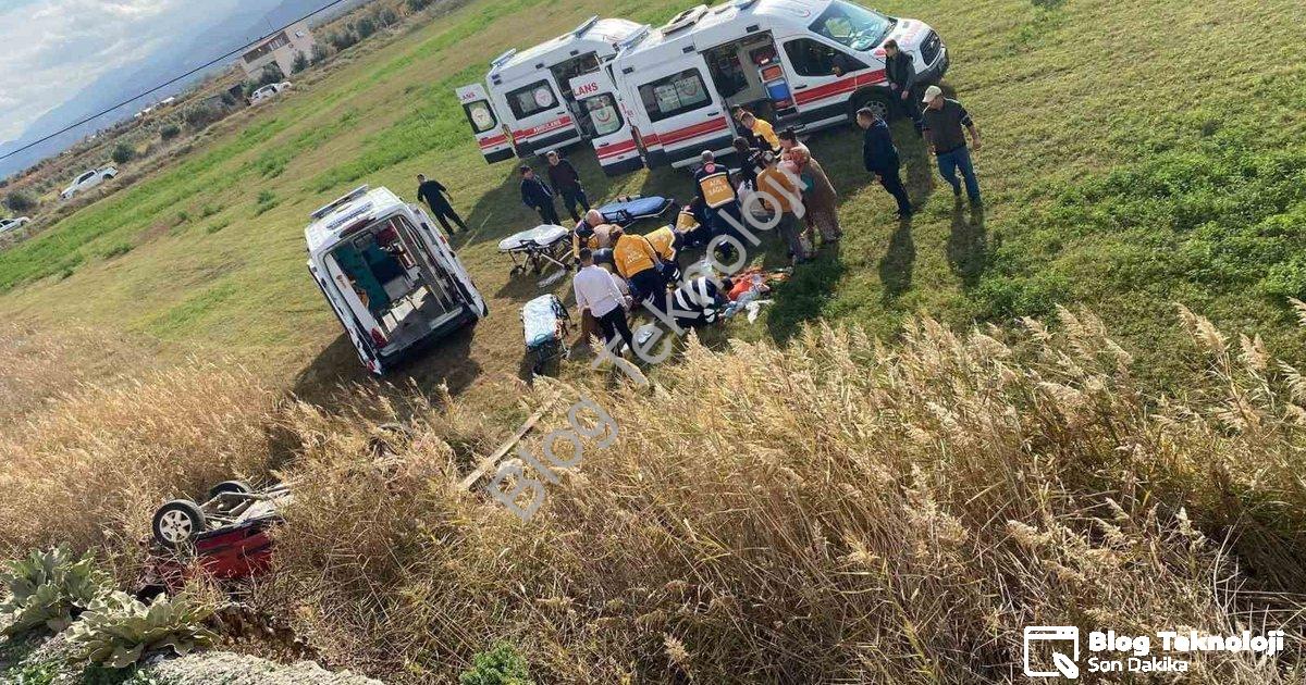 "Manisa'da Araç Tarlaya Savruldu: 5 Yaralı Arasında Bebek de Var" başlıklı haber için fotorealistik,