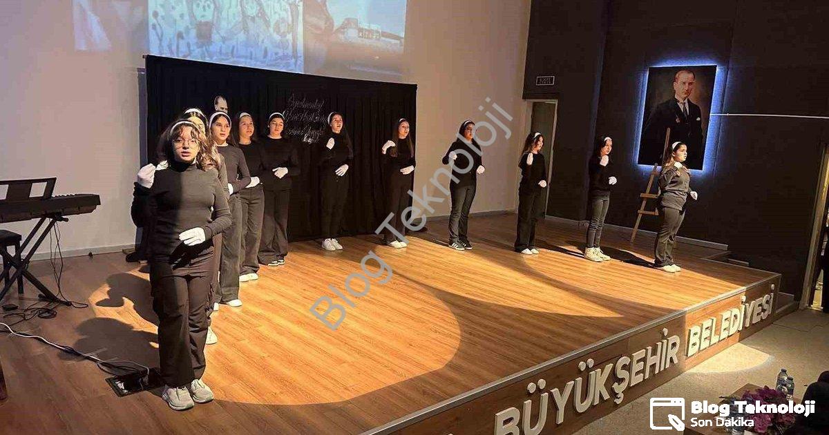 "Sarıgöl’de 24 Kasım Öğretmenler Günü Coşkusu" başlıklı haber için fotorealistik, profesyonel bir ha