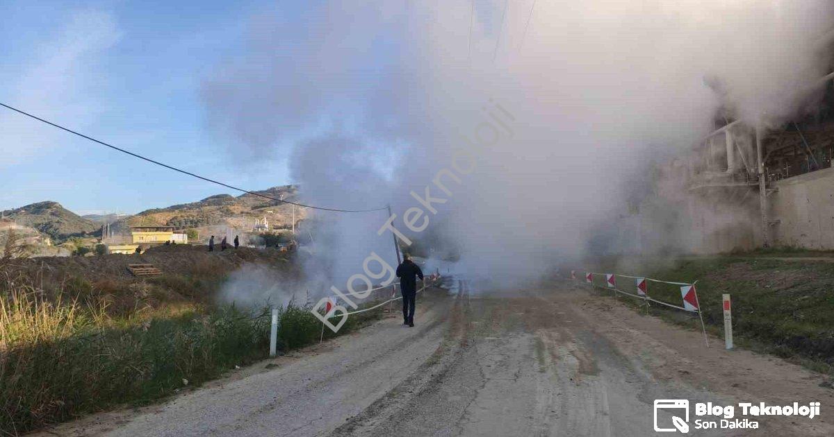 "Aydın Germencik'te Jeotermal Hattı Patladı: Yol Ulaşıma Kapandı" başlıklı haber için fotorealistik,