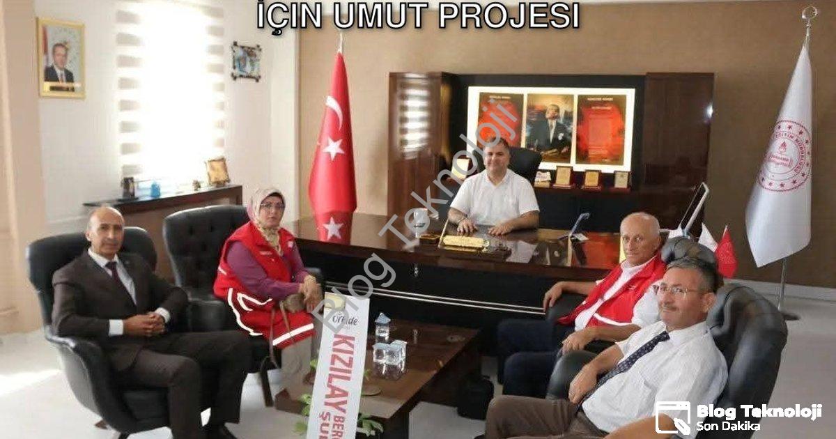 "Bergama Kızılay ve Öğrencilerden Gazze İçin Umut Projesi" başlıklı haber için fotorealistik, profes