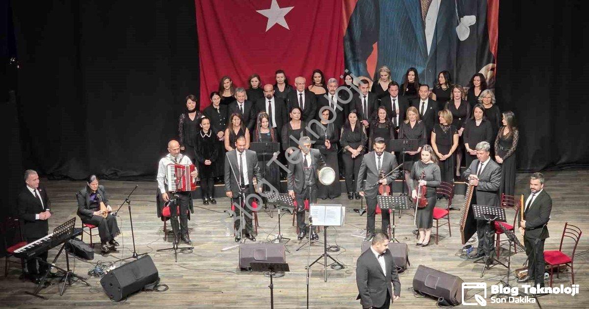 "Efeler'de Sanat Rüzgarı: Maarif Korosu Performansıyla Büyüledi" başlıklı haber için fotorealistik,