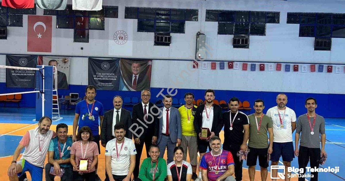 "Denizli'de Öğretmenler Günü'ne Özel Anlamlı Voleybol Karşılaşması" başlıklı haber için fotorealisti