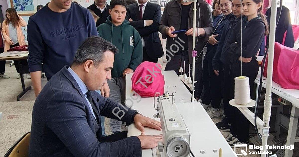 "Sarıgöl Kaymakamı Halil Dalak Öğrencilerle Atölyede: Dikiş Dikti, Çapa Yaptı" başlıklı haber için f